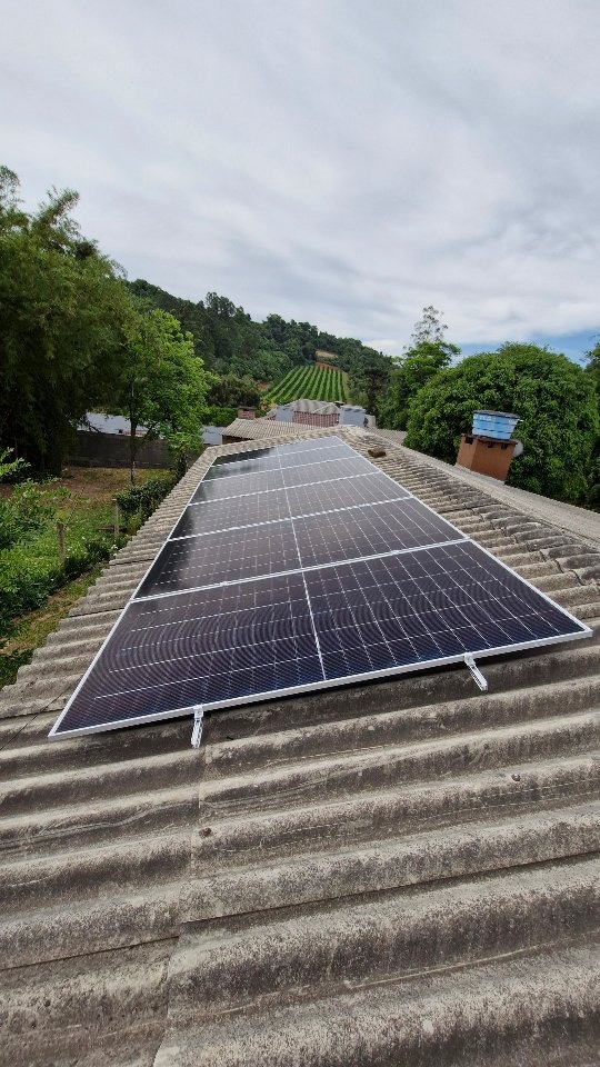 Sistema de energia solar instalado pela Energy Tchê em telhado no interior de Parobé