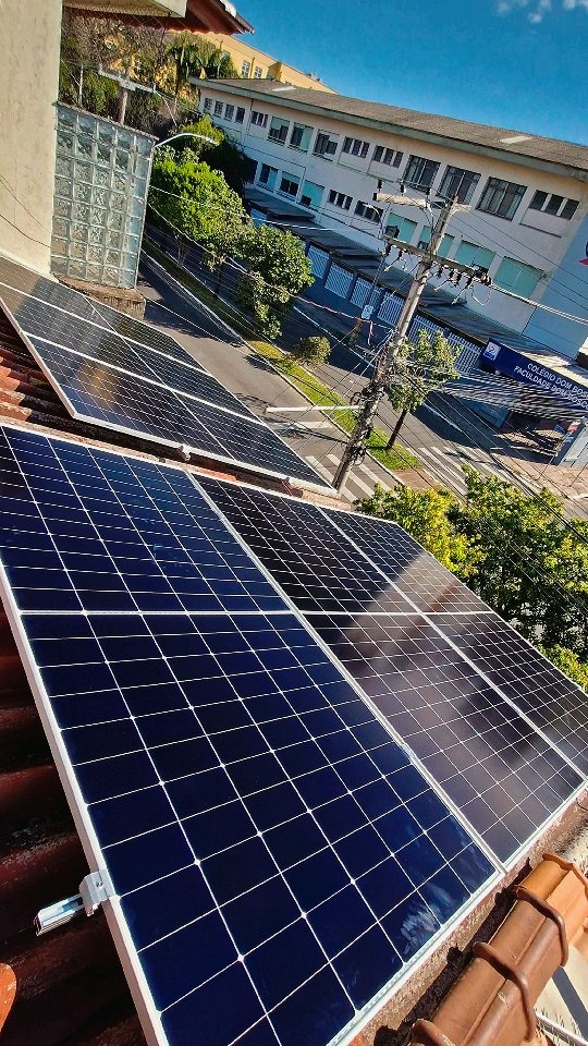 Sistema fotovoltaico instalado pela Energy Tchê em telhado residencial em Parobé